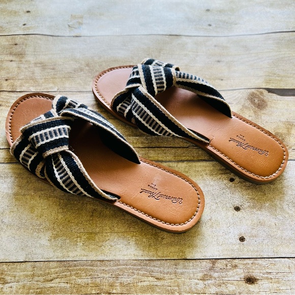 Universal Threads Size 6 Striped Sandals - Picture 7 of 10